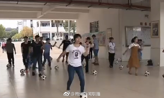 名宿彭伟国批足球舞:把喜爱足球的孩子往沟里