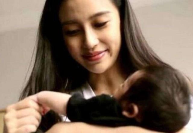 baby霸气回应和富婆圈合影站位争议：我是一个喜欢简单的人！