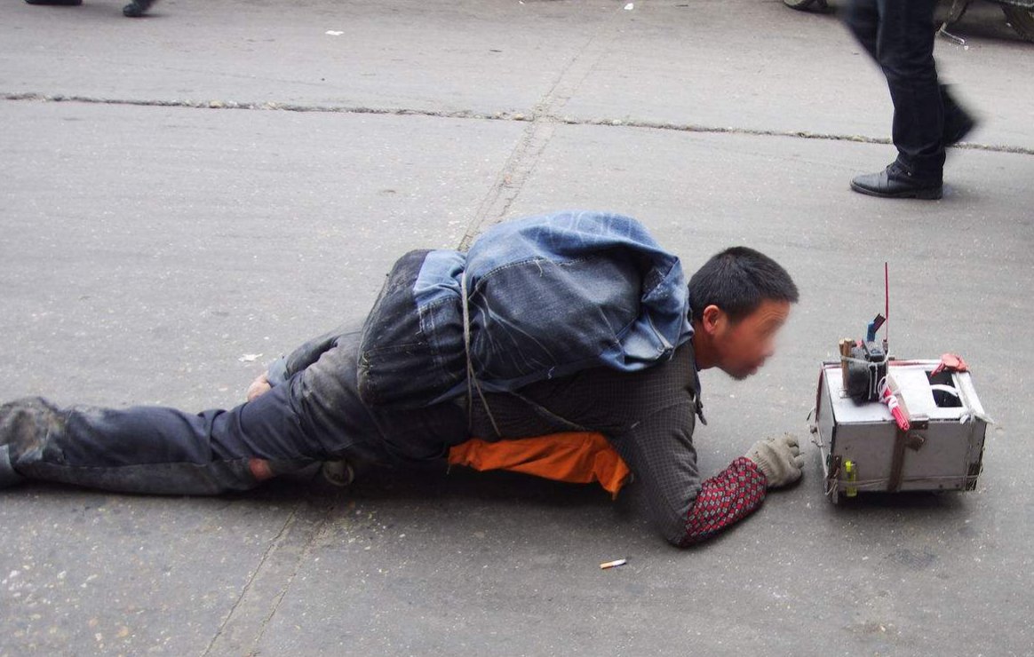 母亲被父亲抛弃，女儿出国回来后看到父亲，竟然有些好笑