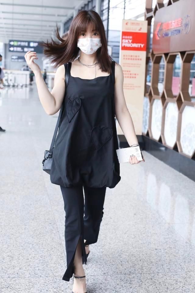 身材太赞？柳岩穿娃娃裙也能婀娜多姿，不露却更显气质