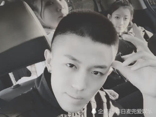 牌牌琦童年照被热传,从小就爱穿紧身衣,是不是