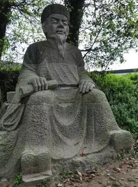 清代当官最久之人，长达52年历经三朝都不倒，后世对其褒贬不一
