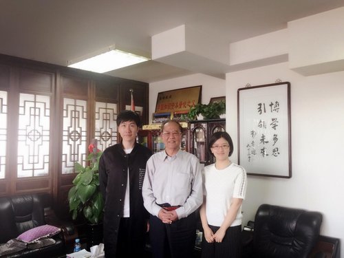 陈瑜教授授予诸葛优选《消费资本论》实践基地