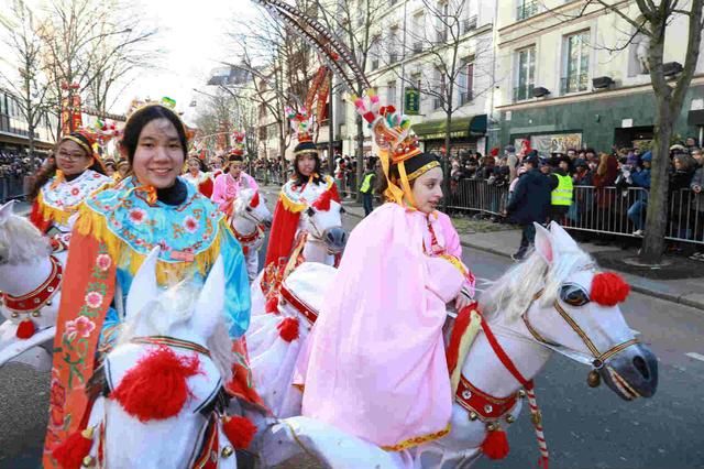 巴黎13区举行春节彩妆游行 华裔新生代走上前台