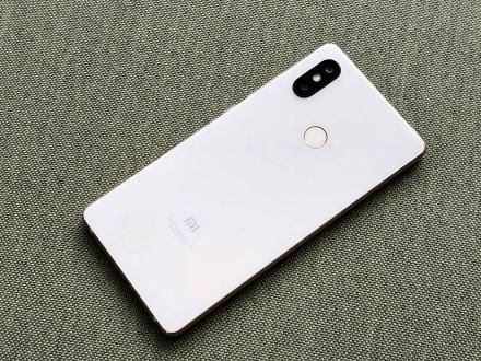 网友抢到灰色小米8SE晒图:背面简直可以当镜