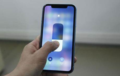 荣耀Magic 2全面对比iPhone XR,看到最后不淡