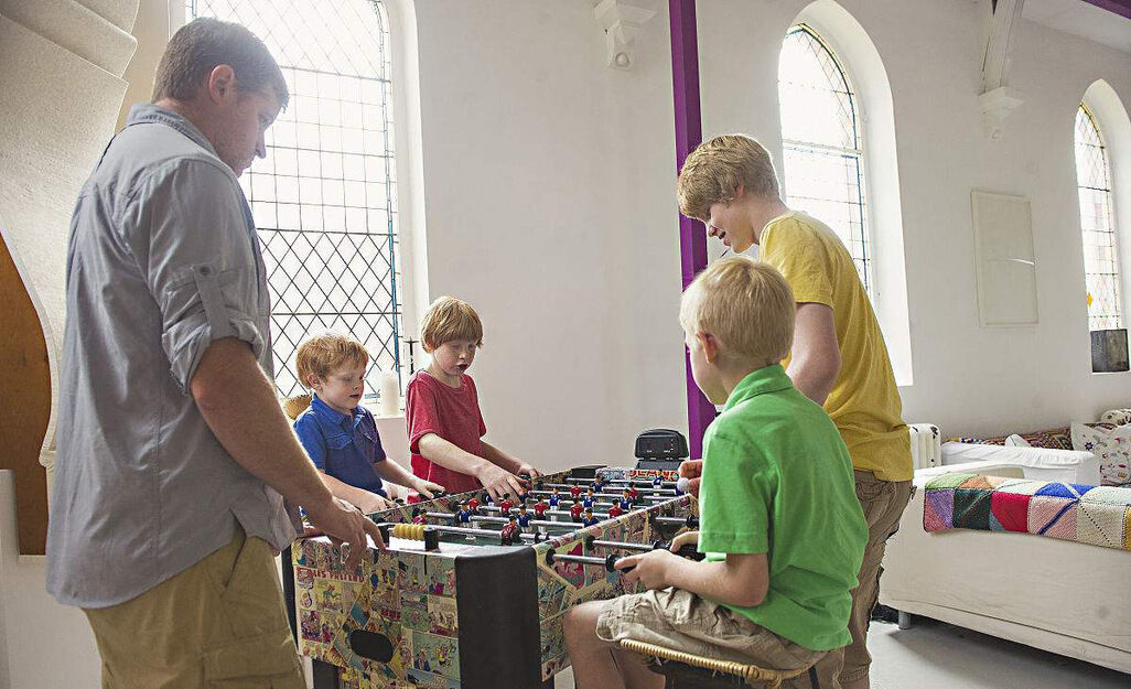 零基础的孩子如何玩桌上足球?从站姿到技术,统