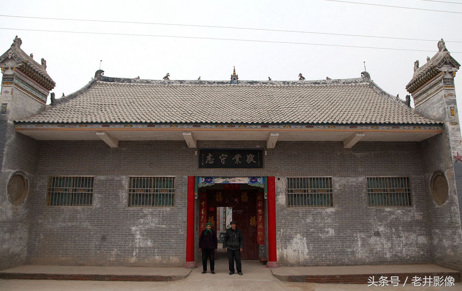农村7旬老人不用施工队,1个人建起豪宅,为的是对得起师傅的手艺