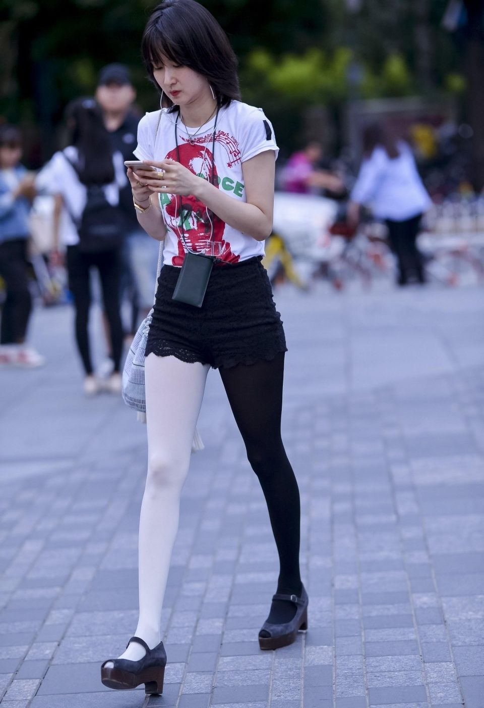 街拍,短发靓妹黑白双色丝袜,十分抢眼