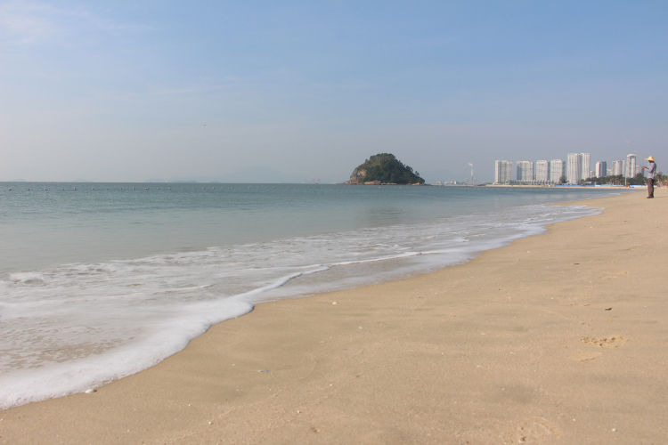 周末员工福利的团建户外活动-霞涌海滩团队游戏