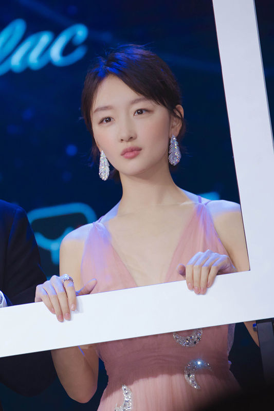 微博电影之夜的红毯上,周冬雨一袭浅粉深V长裙,大秀美背仙气十足。红毯主持人问及周冬雨和男演员李易峰倘若再次合作,想演什么类型的影片时,周冬雨不改鬼马地迅速回应道想和李易峰演母子,出乎意料的回答杀个现场媒体措手不及。当晚周冬雨想和李易峰演母子也迅速窜至微博热搜第一位,久居不下,获得网友得超高关注和讨论。 周冬雨携手电影《动物世界》导演韩延、主演李易峰一同出席颁奖礼,三人在台上互怼不断,大爆私下趣事,话里有话的交流方式,惹台下观众连连鼓掌欢呼。为结合影片人物宣传,三人一同挑战DIY小丑帽游戏,制作