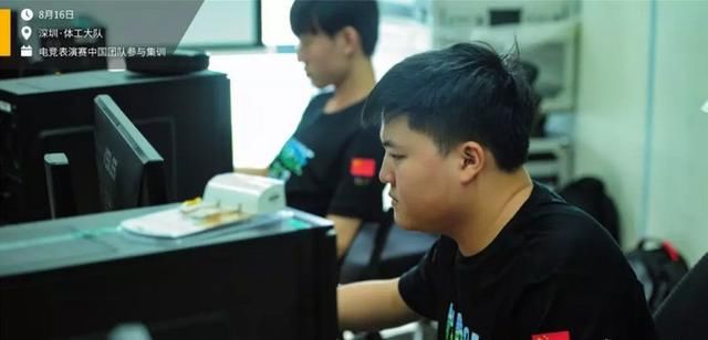 LOL:Uzi没有电竞椅王者荣耀选手反而有?两张