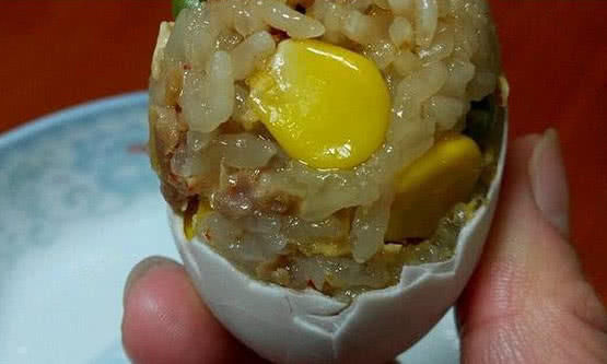 婆婆买来10斤鸭蛋,全都敲了一个小洞后做成神奇美食,网友说这叫“