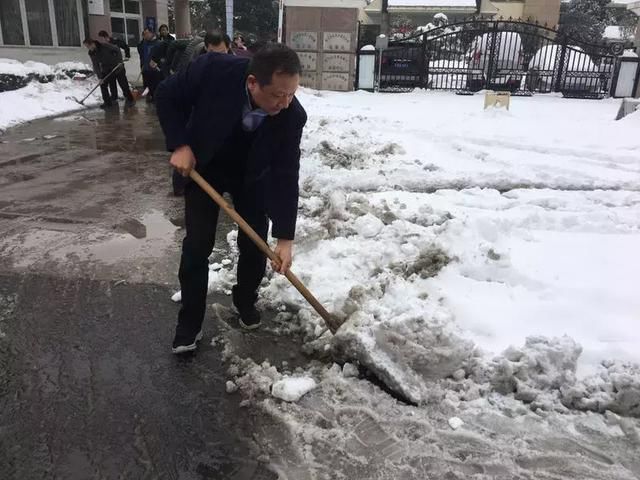 驻马店市城市管理局组织工作人员上路撒盐铲雪