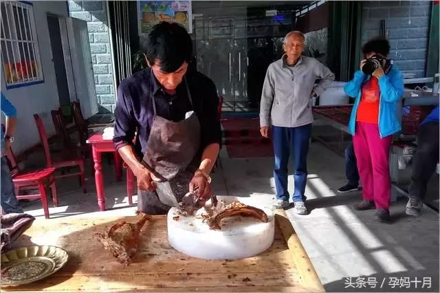 今年8月份在新疆喀什吃的:烤全羊,100元1公斤