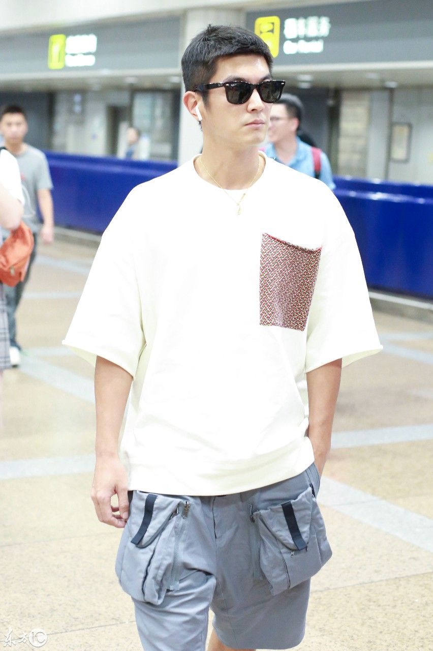 燕老公,嗯哼老爸杜江现身机场,身材壮硕健美!
