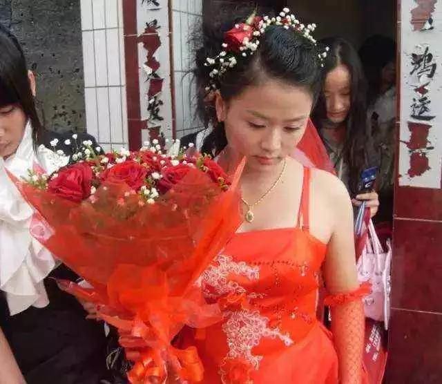 离婚两年后我再婚，婚礼上接到前妻闺蜜电话，我含泪取消了婚礼