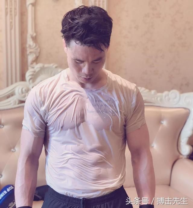 长岛雄一郎今年33岁,空手道出身的他喜欢COSPLAY,出场造型怪异是他的特色。曾经在2009年10月被中国名将火麒麟徐琰首回合KO告负,2010年3月夺得K-1 MAX日本冠军。从2012年开始,长岛雄一朗的职业生涯走向低谷,14场比赛2胜2平,输了12场。他在2014年9月第二回合TKO了武僧一龙。在2015年1月与一龙战平。之后又输给断刀客李宴坤、酷刑者顾辉。去年10月与田鑫战平。在今年4月的比赛中被俄罗斯牛仔阿特姆帕什波林第二局TKO告负。