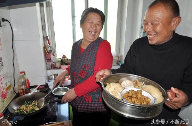 结婚之后婆婆从来不做饭，趁婆婆睡觉时掀开被子后我痛哭不已