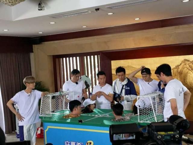 跑男最新路透:杨幂坐姿豪迈,踢球帅气,化身段子