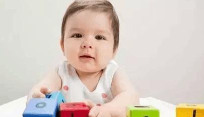 1-12个月宝宝精细动作能力训练小方法