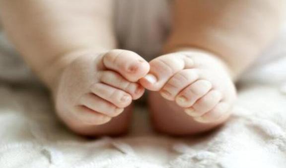 新生儿手脚冰凉,经常哭闹是发育有问题?育儿冷