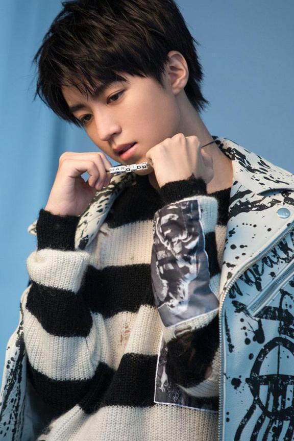 王俊凯接机粉丝过多, 造成通道行走缓慢惹乘客