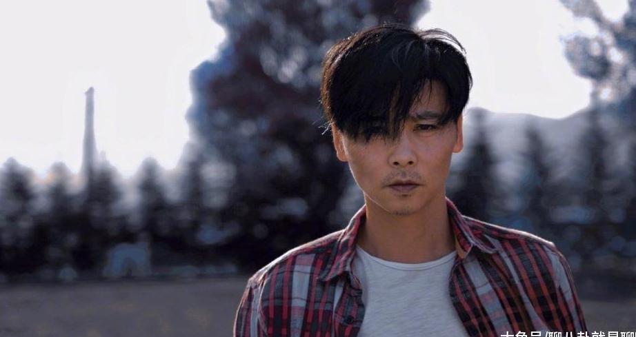 张晋格纹衬衫配破洞牛仔裤, 晒照被网友追问: 有