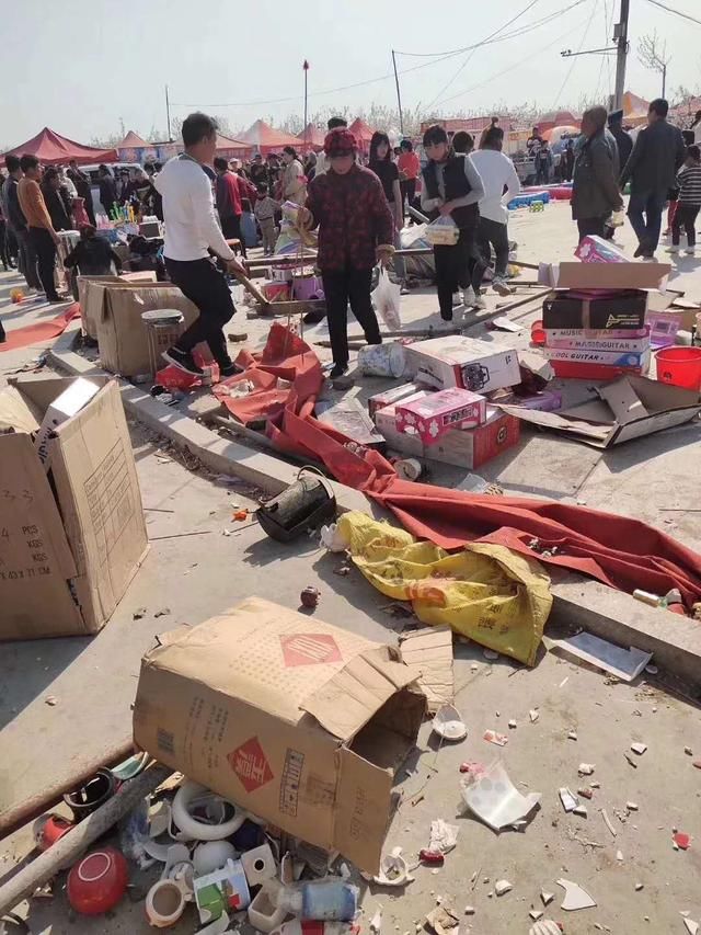 直击河南商丘万亩梨园龙卷风现场:气垫床被刮