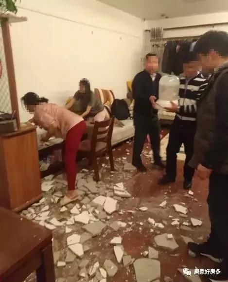 万科城业主家的棚,总往下掉……