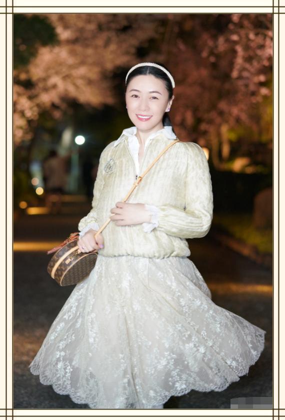44了还放过不肯自己,戴薄纱卡配营养裙活脱脱视频包白发图片
