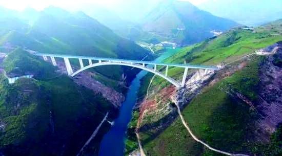 中国贵州山区的奇迹桥梁:跨300米高河谷,工人检修如同坐过山车