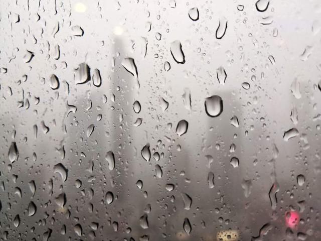 申城遭强对流云团影响 瞬间天昏地暗