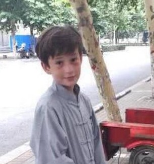 俄罗斯母亲无法管教熊孩子 将其送至中国学习