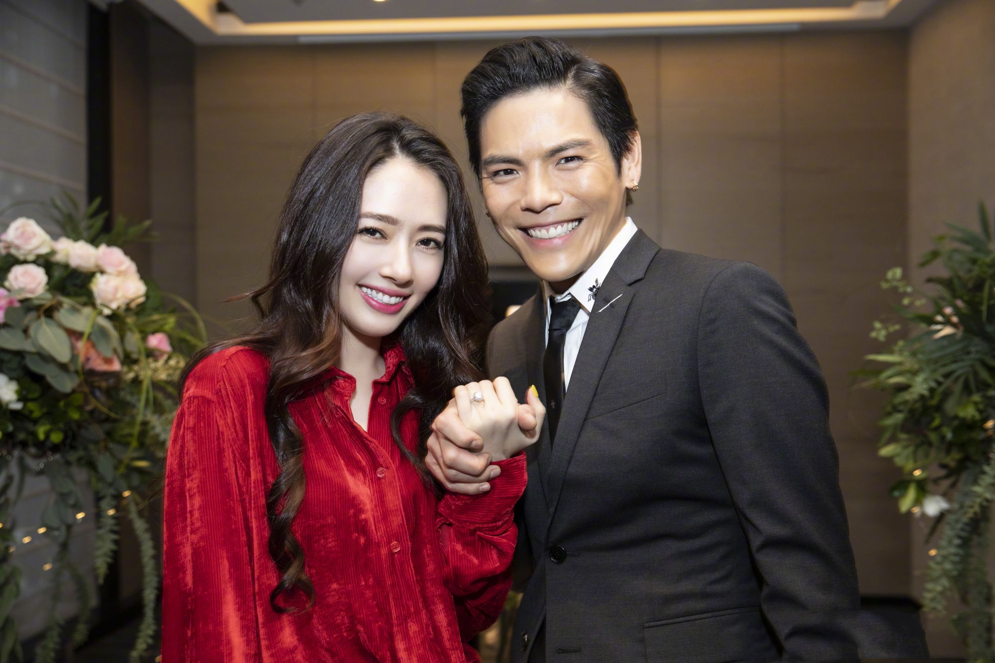 【娱乐24小时】向佐向郭碧婷求婚成功;设计师