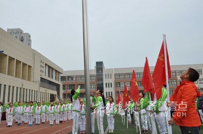 烟台开发区中小学举行国家宪法日特别升旗仪