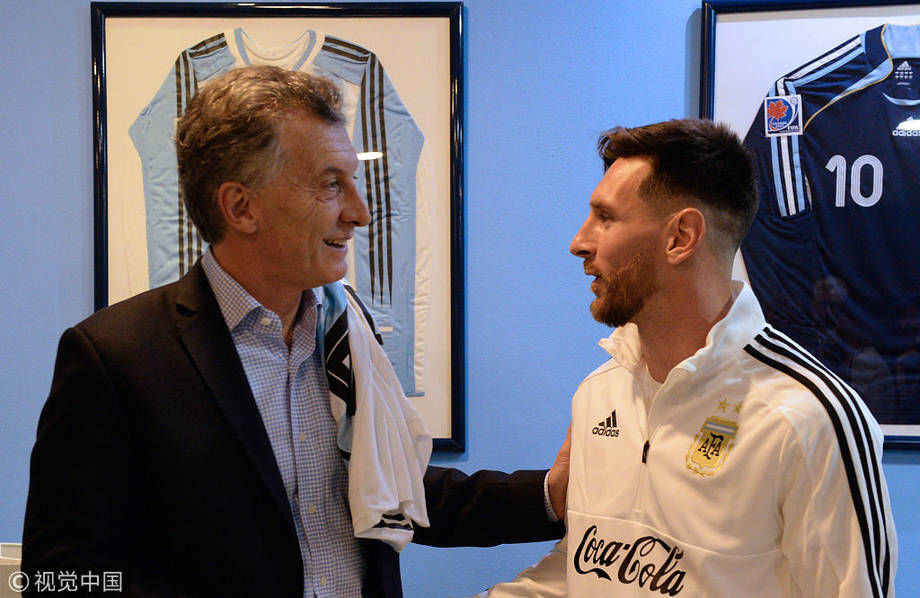 阿根廷男足出征 总统壮行与梅西热聊