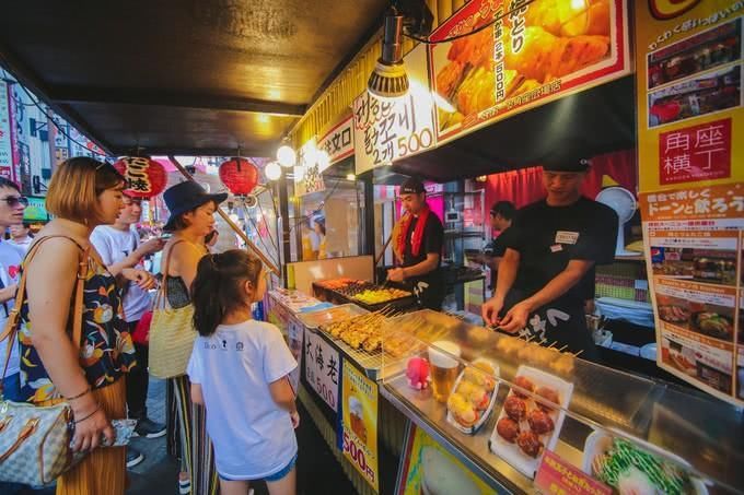 日本最热门的旅游景点，冰淇淋80元一只，中国游客排队购买!