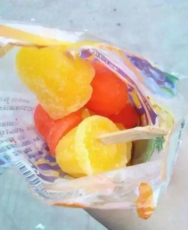 等下放学了 我们一起去小卖部买冰淇淋吧~ 好呀好呀 今天好热呐 最近北京的气温不是满20送10,就是满40减10,终于又到了名正言顺吃冰棒的好时节。 但是现在满大街都是网红冰淇淋,年少的嗦冰棒的滋味好像淡忘了。 长大后,我们吃遍全世界各地的冰淇淋,却发现最难忘的滋味,还是那些便宜好吃的童年味道。 所以以下这20种童年冰棒,你还记得多少?