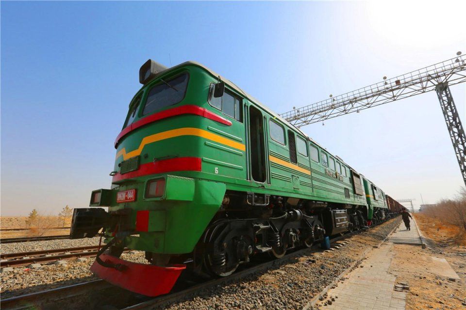 蒙古国火车司机开上中国新机头 有空调还能烧