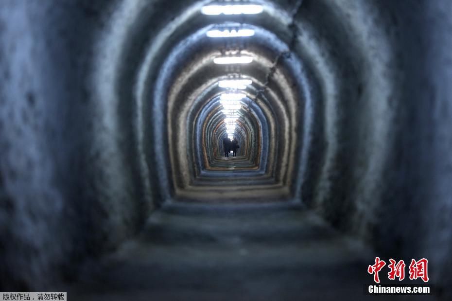 探访罗马尼亚巨型地下盐矿 黝深井内别有洞天
