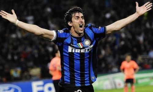 世界杯足球踢进观众区能被拿走吗?球迷拿了卖