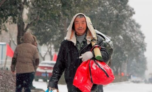 在外农民工打工回家遇大雪客车停运，徒步80里回家！