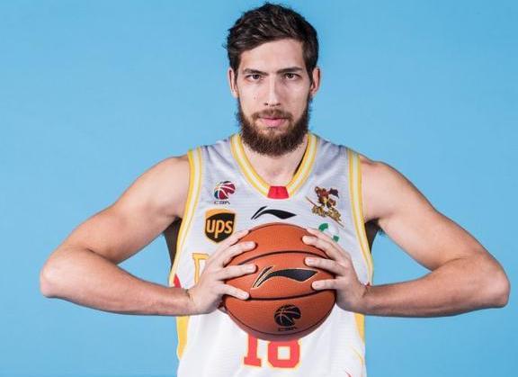 香港邓肯惠龙儿CBA二年级表现有进步