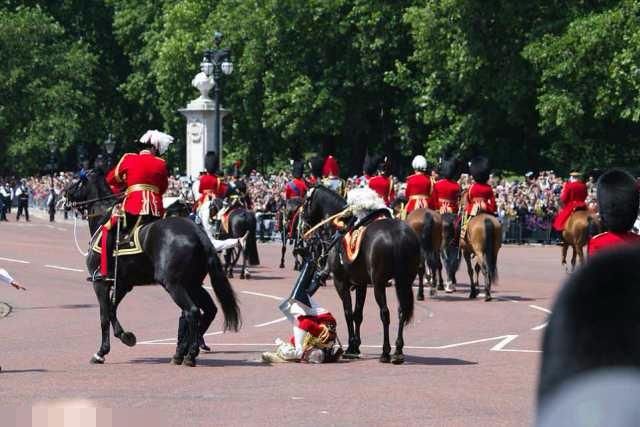 英国女王生日阅兵式上，79岁老帅当场落马