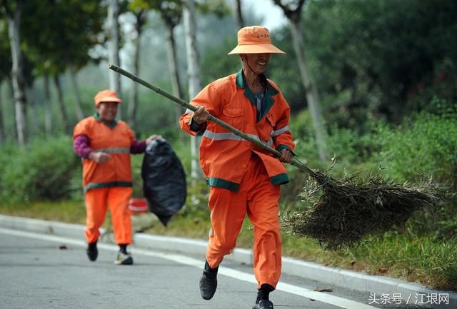 除夕上海2万环卫工拼到深夜共扫出“1800吨”的道路垃圾