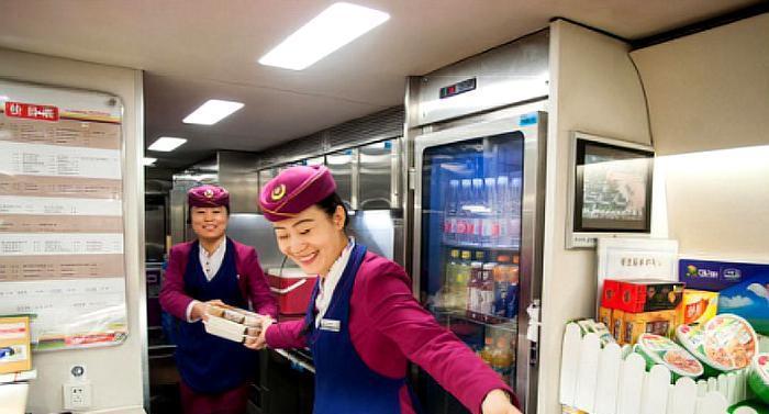 印度小哥第一次坐中国高铁,就说出来2个缺点,