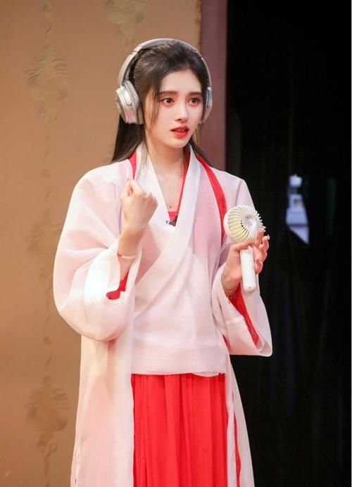 明星也COS：鞠婧祎紫霞仙子，王一博精灵王子，肖战白子画太惊艳
