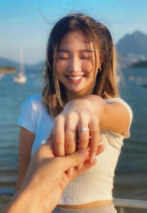 娱乐圈再传喜事！28岁男星向网红女友求婚成功：你的出现完整了我的生命