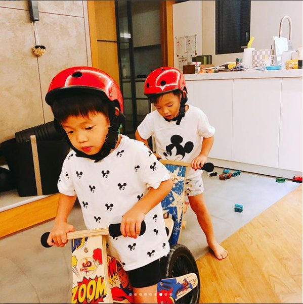 组图:范玮琪晒儿子玩耍照片 飞飞翔翔室内兴奋